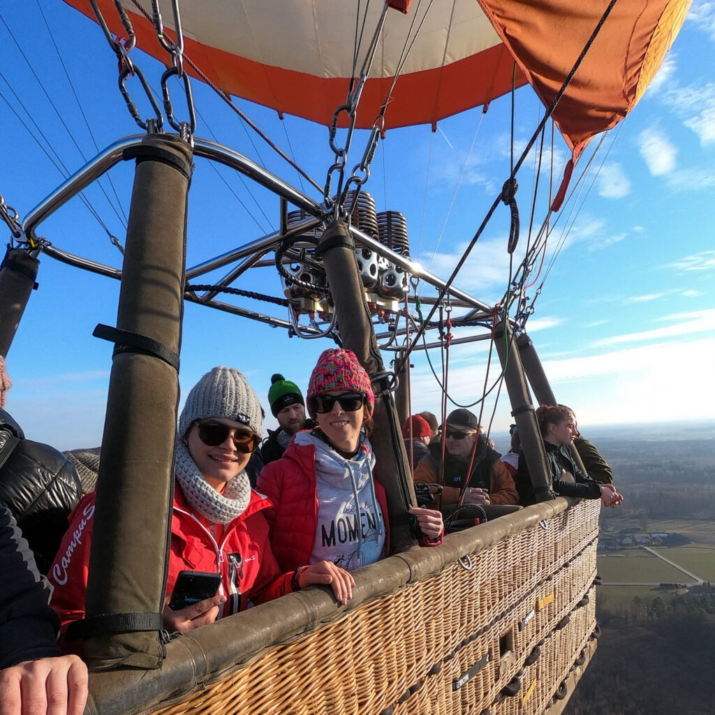 En ballon fuld af glade passagerer under flyvningen